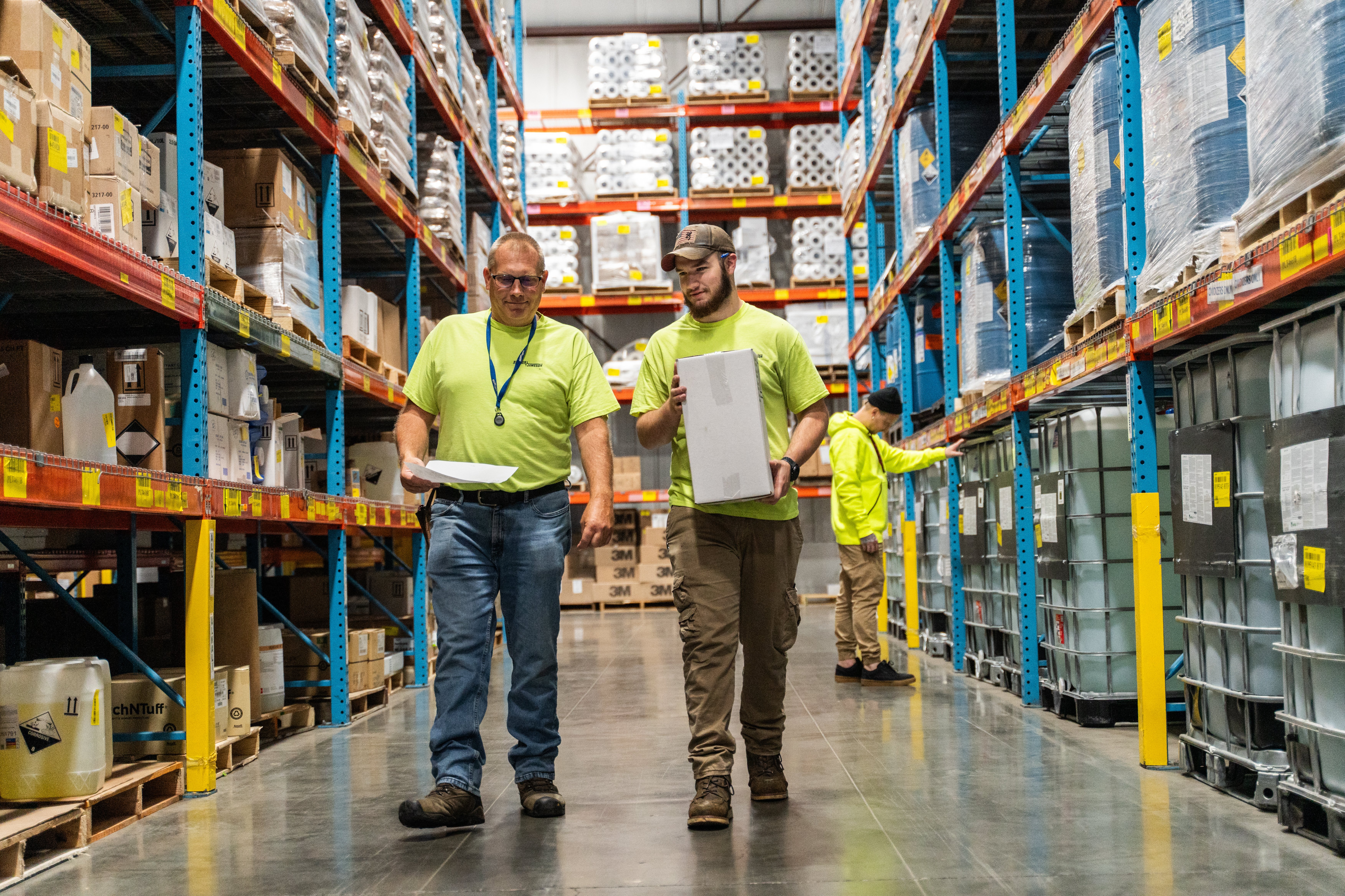 Warehouse-employees-talking-and-walking